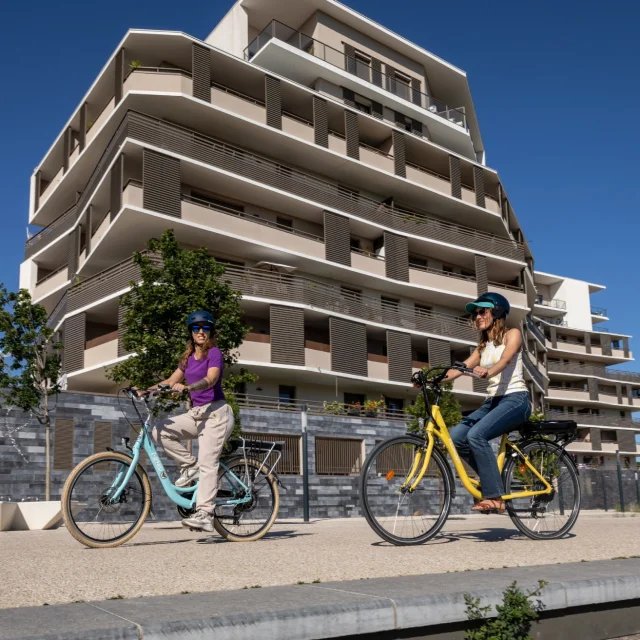 Piste cyclable en ville avec vélos