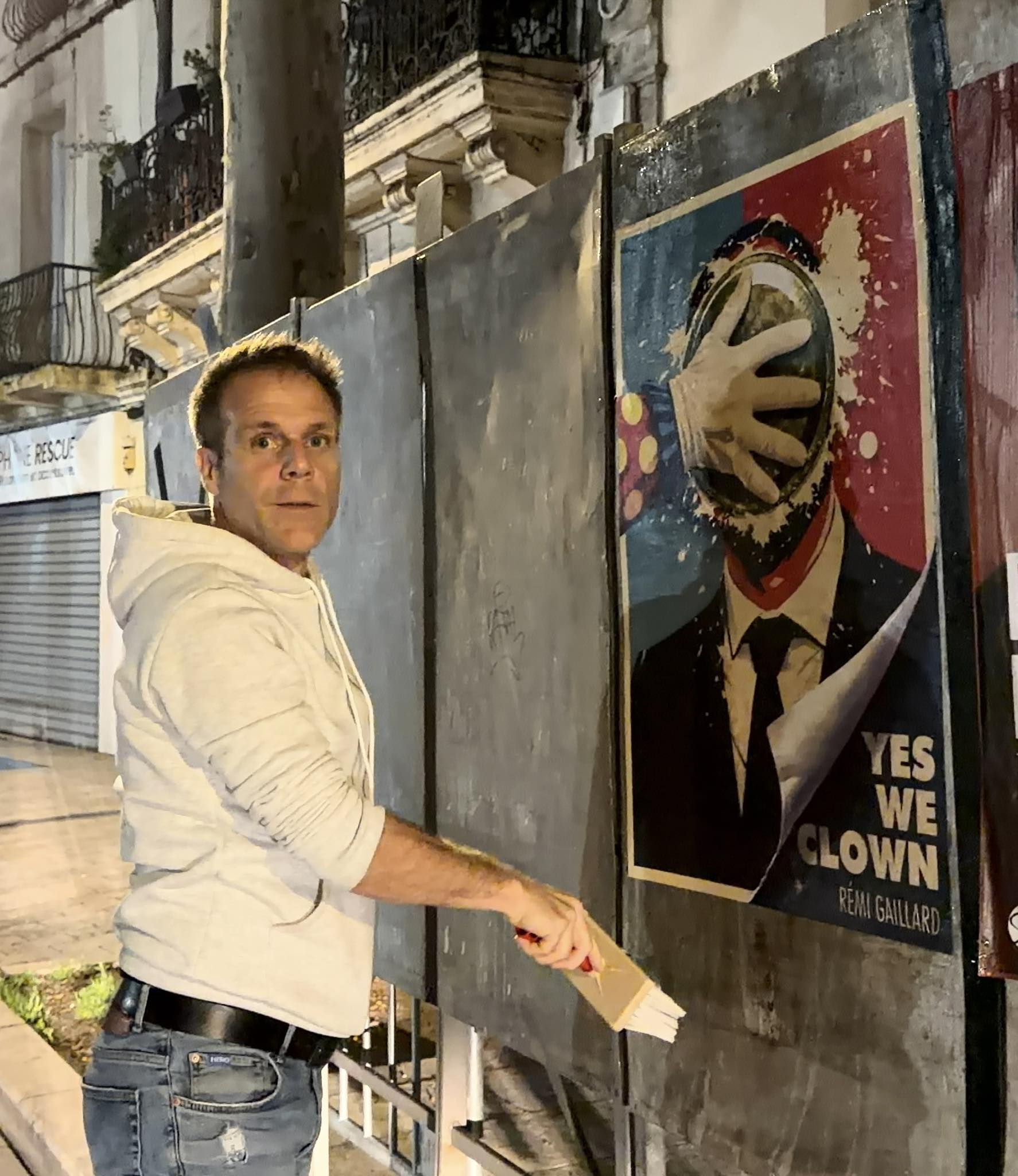 Rémi Gaillard devant son affiche YES WE CLOWN à Montpellier, mars 2026