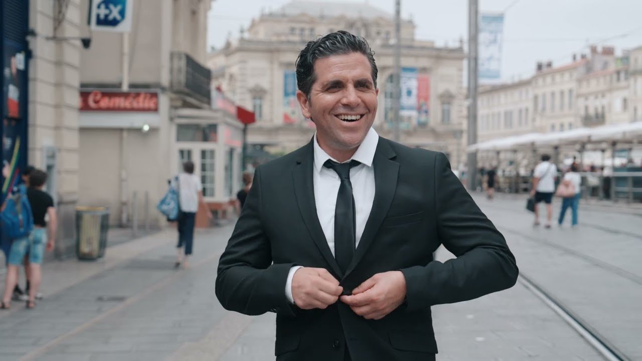 Capture de la vidéo publicitaire Montpublicitaire de l'Aéroport de Montpellier-Méditerranée, tournée place de la Comédie