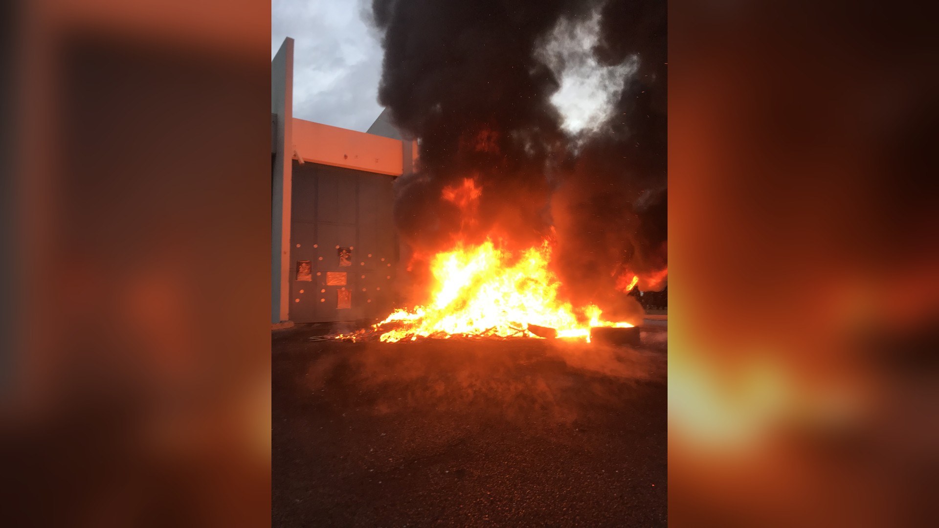 Flammes devant la porte d'entree d'un centre penitentiaire lors d'un blocage syndical