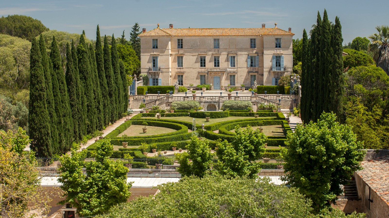 Vue aérienne du Château de Flaugergues et de ses jardins à la française à Montpellier