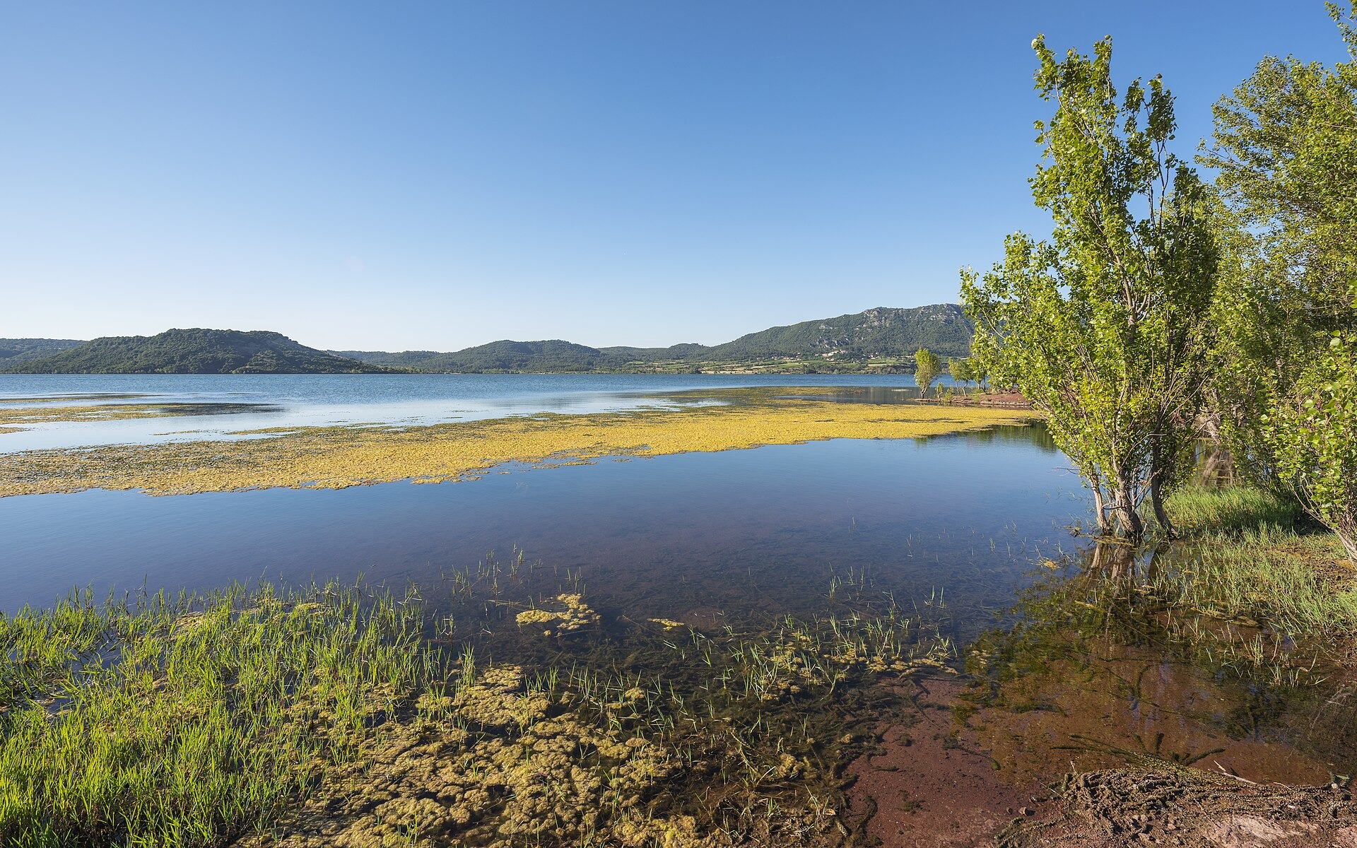 Lac du Salagou aux ruffes rouges, site emblématique du Géoparc Terres d'Hérault classé UNESCO en avril 2026