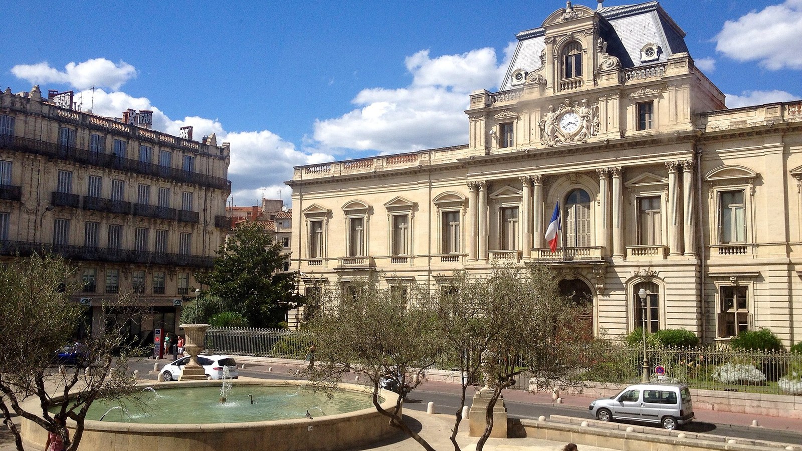Place des Martyrs-de-la-Résistance à Montpellier où se trouve la librairie Gibert Joseph