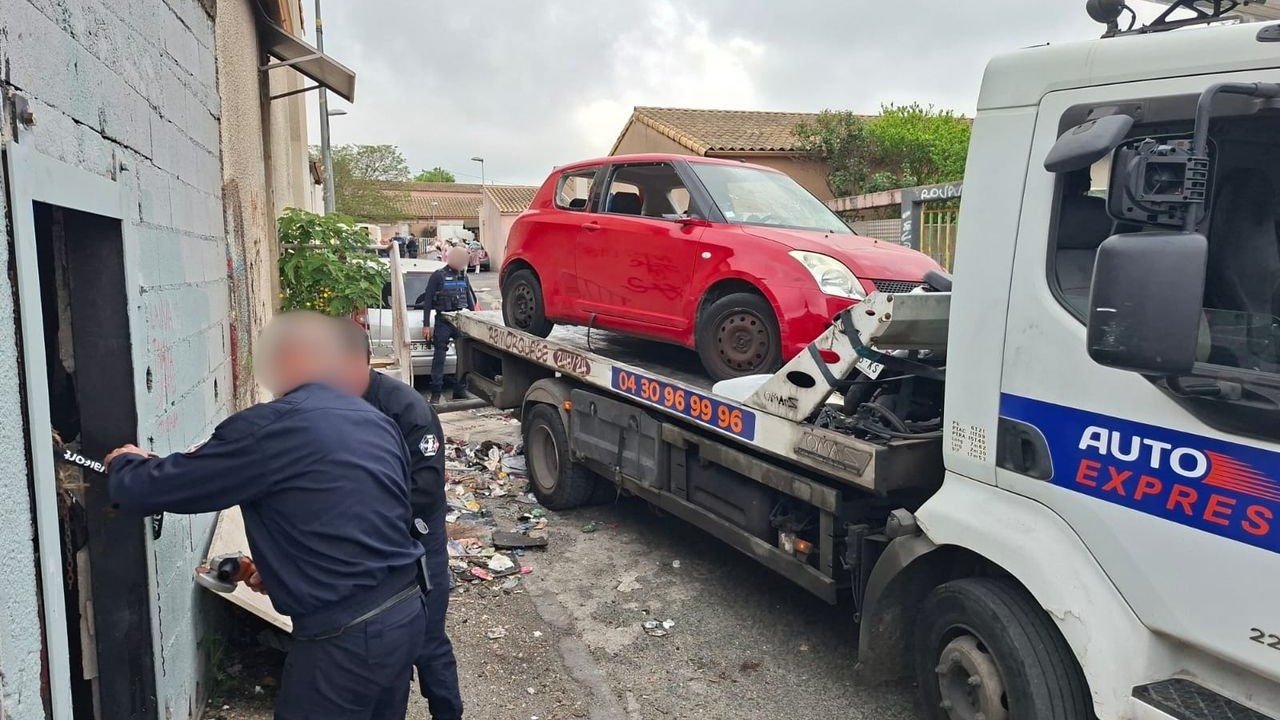 Une voiture vandalisée évacuée par fourrière lors de l'opération de police aux Marels