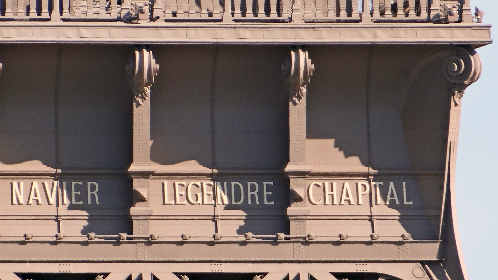 Noms des 72 savants gravés en lettres d'or sur le premier étage de la tour Eiffel