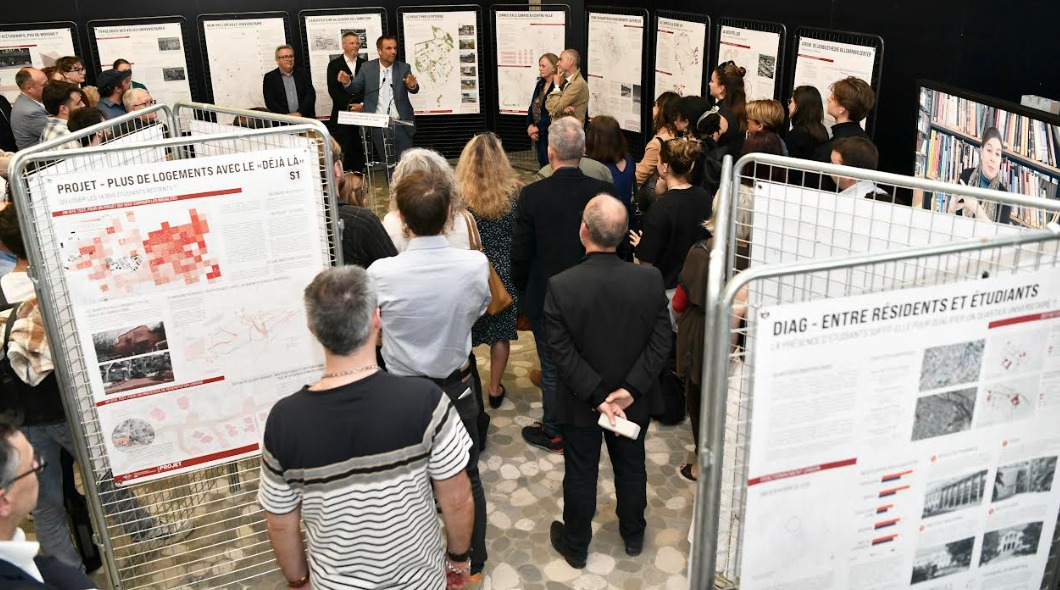 Visiteurs devant les panneaux des étudiants du Master PROJET, exposition Univers-Cité, hôtel de ville de Montpellier