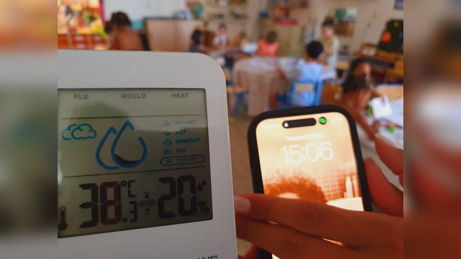 Thermomètre affichant 38°C dans une classe de maternelle à Montpellier lors de la canicule de mai 2026