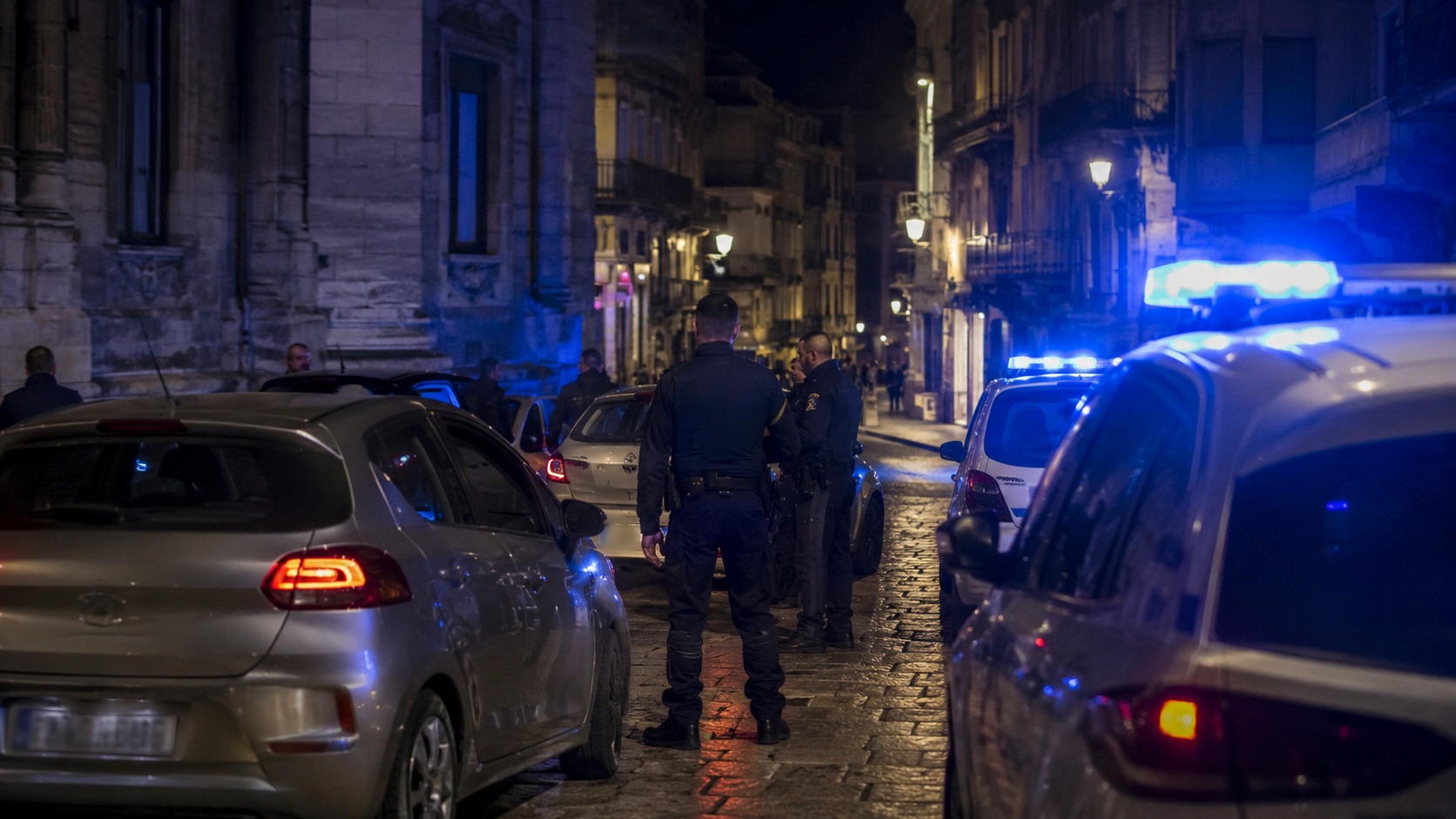 Police nationale en intervention nocturne, rue pavée, centre de Montpellier