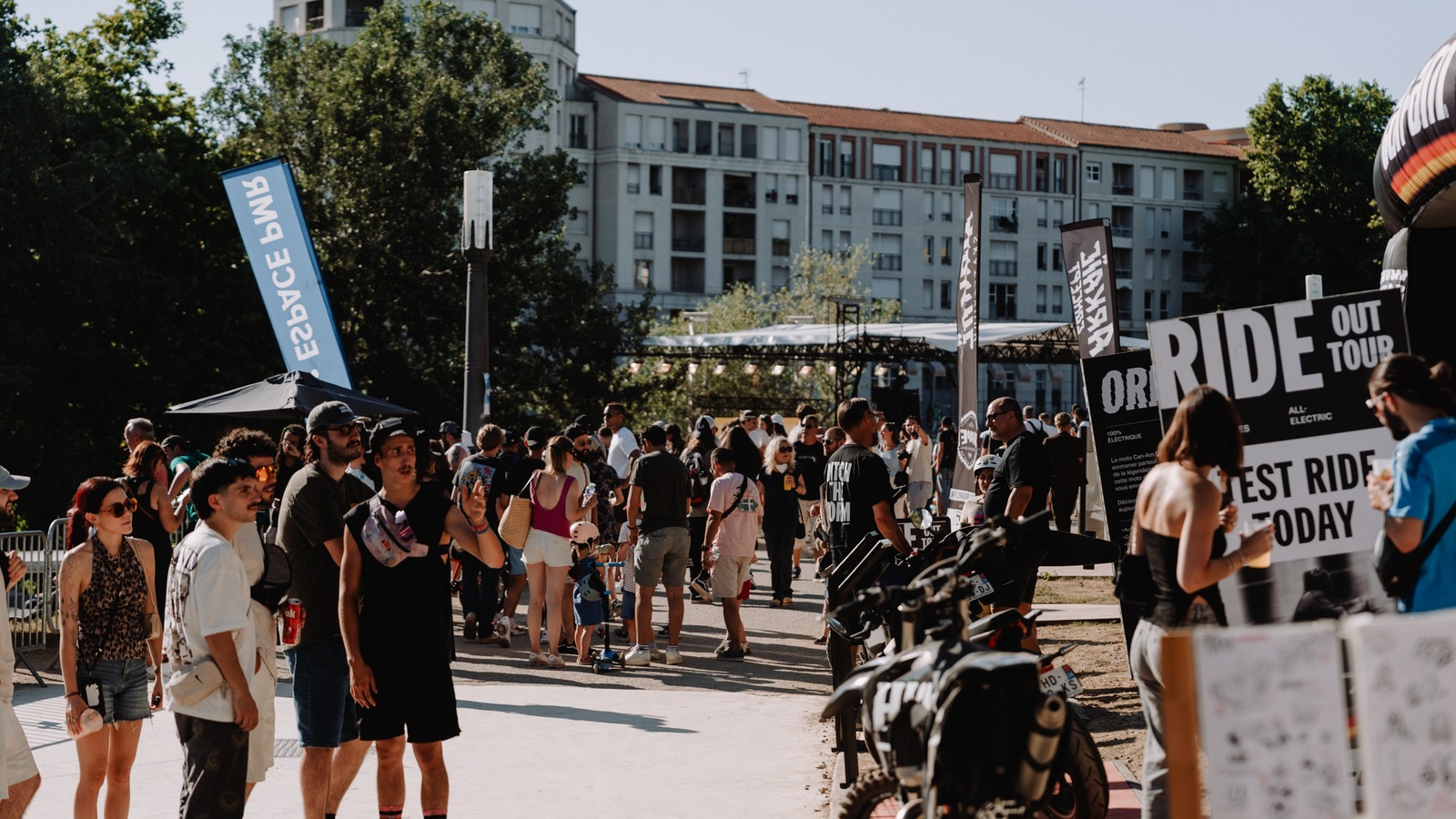 Le FISE Montpellier, festival des sports extrêmes installé sur les rives du Lez.