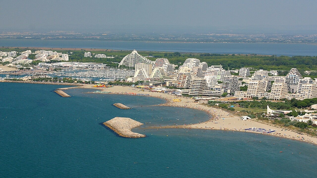Vue aérienne de La Grande-Motte, station balnéaire de l'Hérault