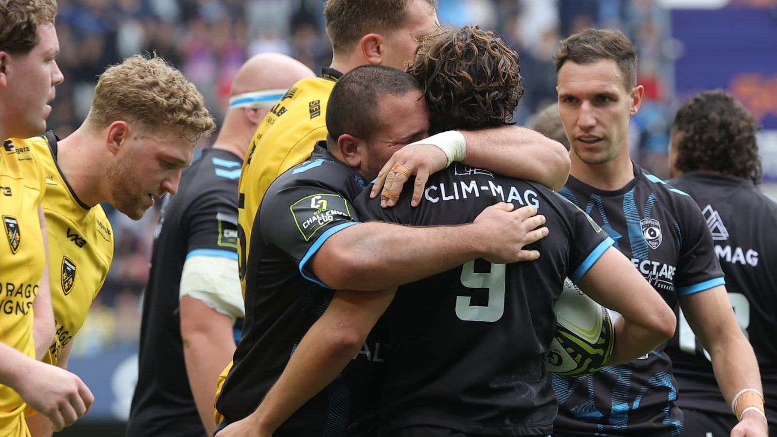 Joueurs du MHR célébrant leur qualification après la demi-finale de Challenge Cup contre les Newport Dragons