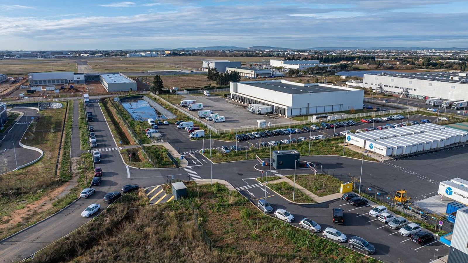 Vue aérienne de la zone logistique et fret Aéropole à l'aéroport de Montpellier, à Mauguio