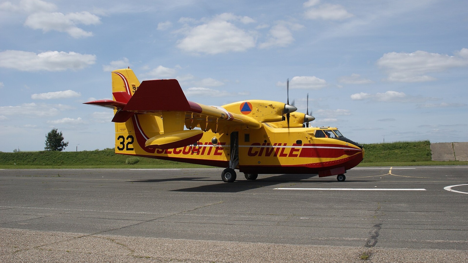 Canadair de la Sécurité civile, type d'avion mobilisé contre les feux de forêt dans l'Hérault