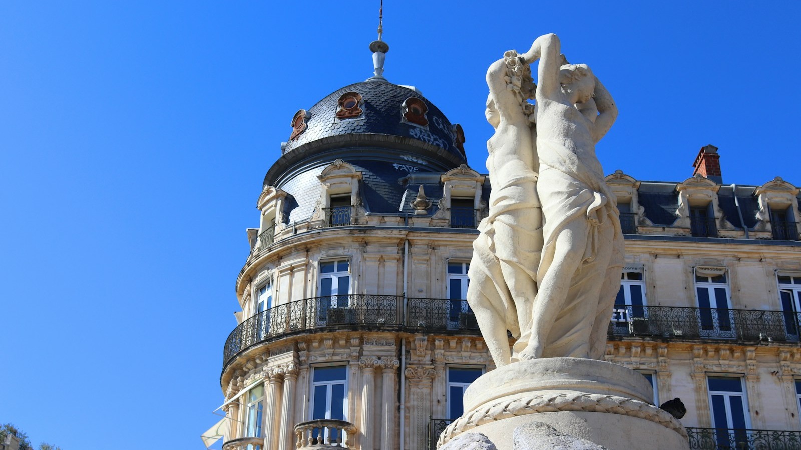 Place de la Comédie à Montpellier sous un ciel bleu et un soleil intense pendant la canicule