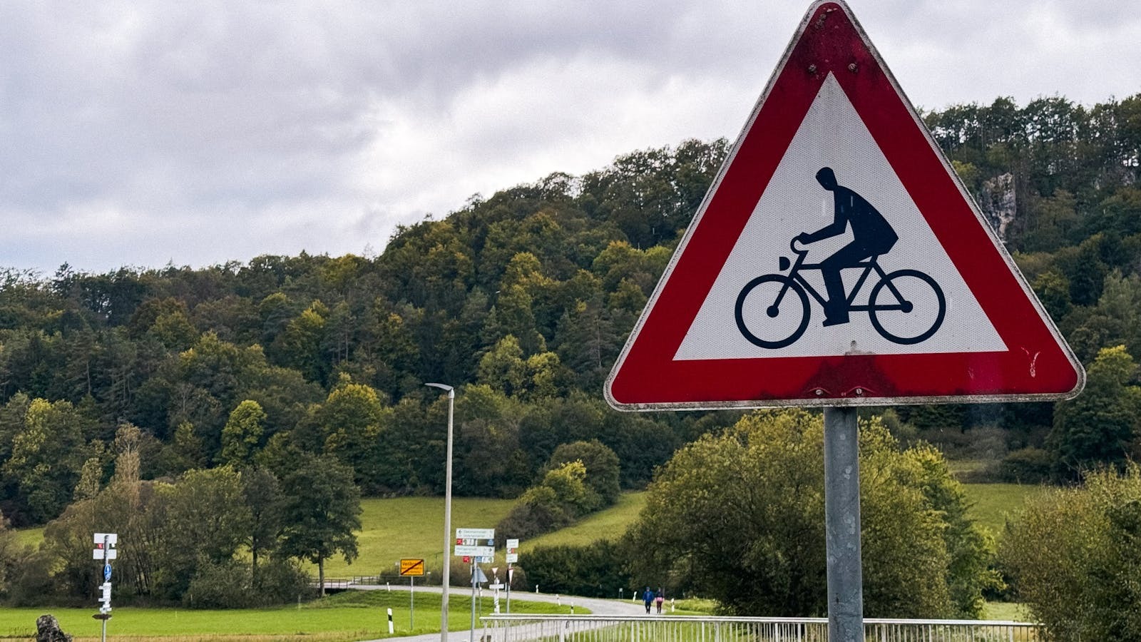 Panneau de signalisation danger cycliste sur route rurale — illustration