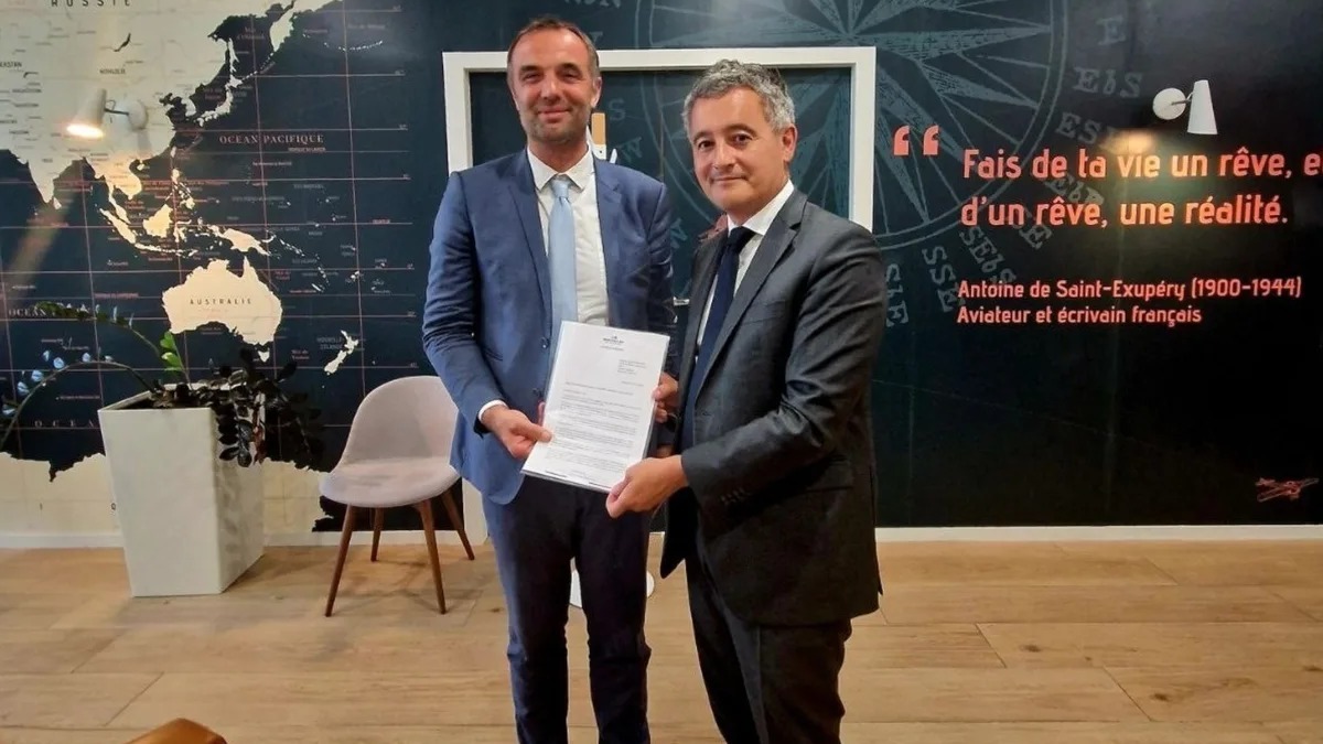 Michaël Delafosse remet une lettre à Gérald Darmanin à l'hôtel de ville de Montpellier