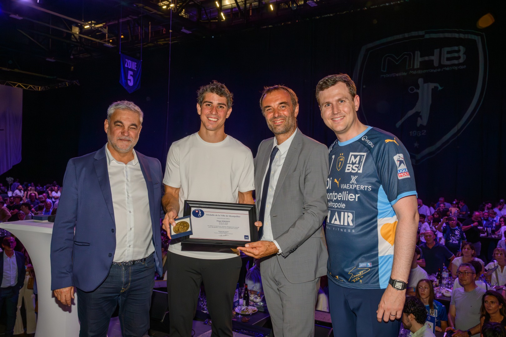 Diego Simonet reçoit le titre de citoyen d'honneur de Montpellier des mains de Michaël Delafosse, entouré du président du MHB Julien Deljarry