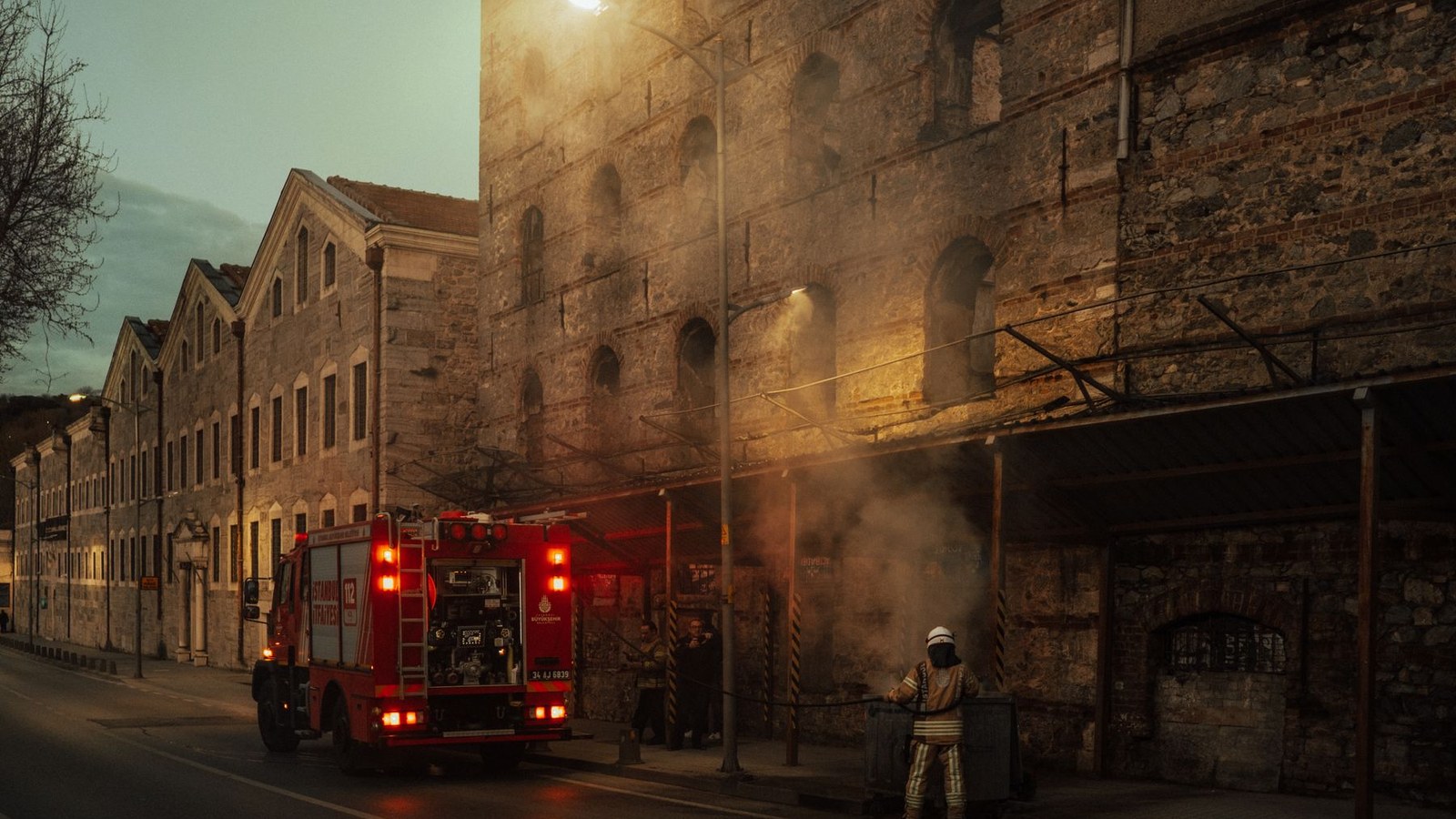Sapeurs-pompiers intervenant sur un incendie dans un centre-ville historique