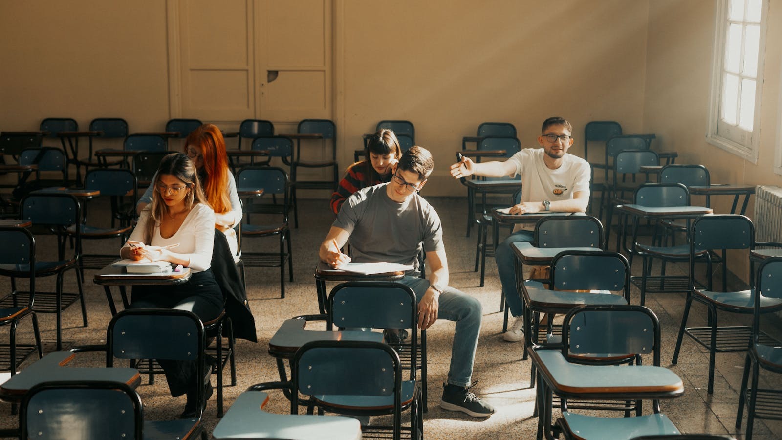 Des lycéens passent une épreuve écrite en salle d'examen