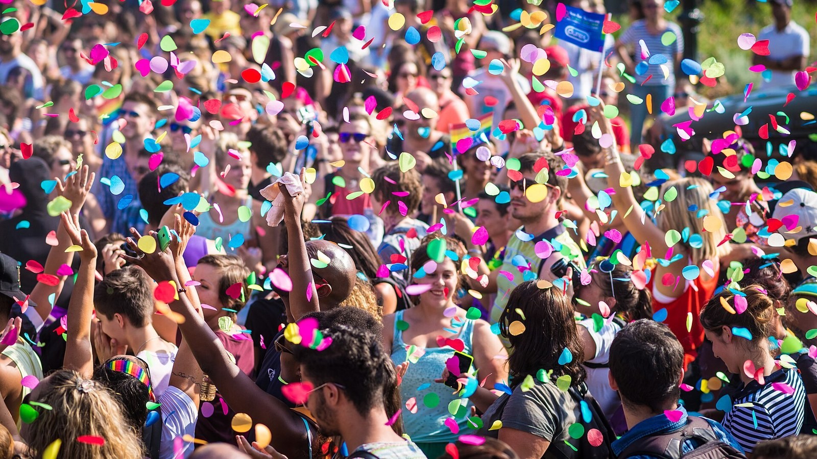 Foule en fête lors de la Marche des Fiertés de Montpellier sur l'esplanade du Peyrou