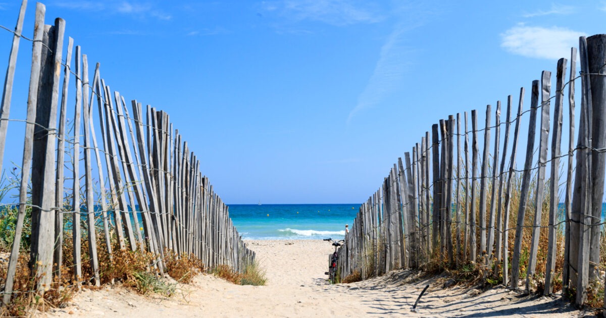 Plage du Prévost à Villeneuve-lès-Maguelone, accès au sable entre les ganivelles