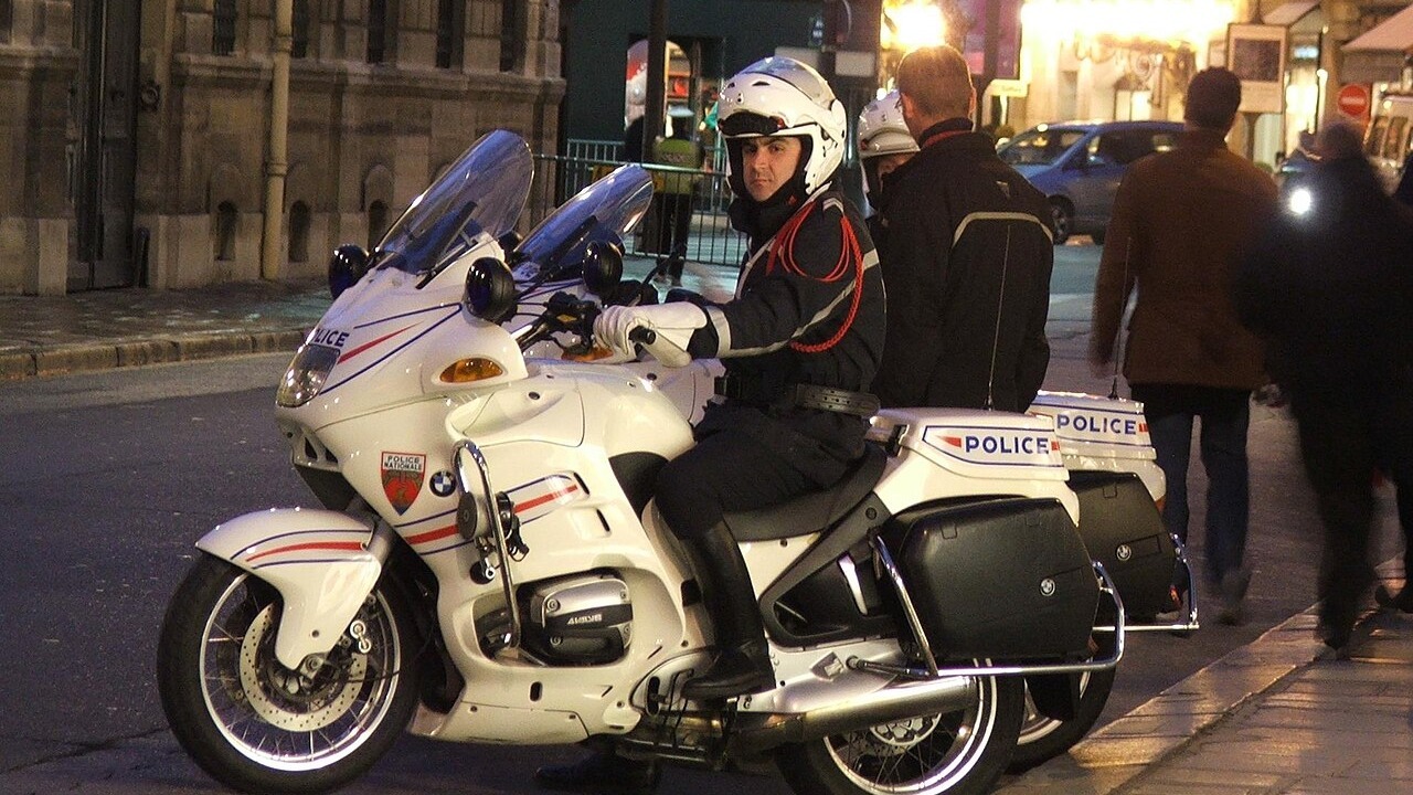 Motard de la police nationale dans une rue, illustration d'une interpellation à Montpellier.