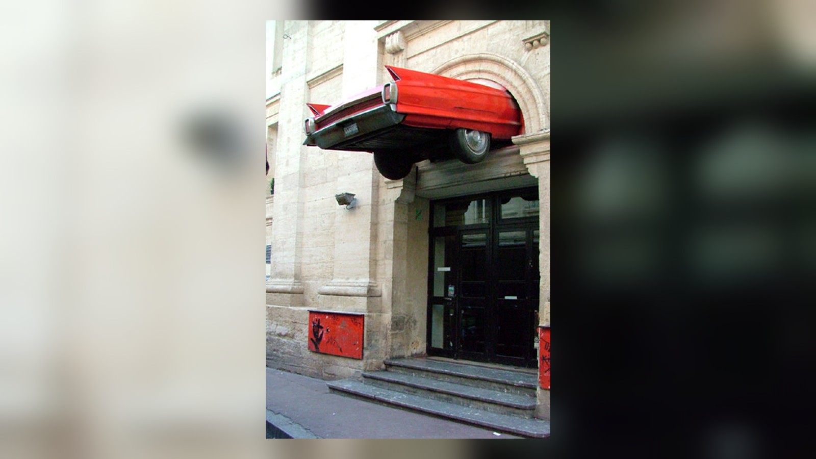 La façade du Rockstore à Montpellier avec sa Cadillac rouge, rue de Verdun