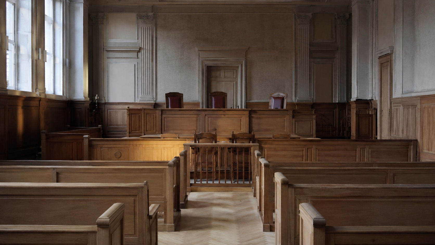 Salle d'audience déserte d'un tribunal, illustration du verdict de l'affaire Marwa