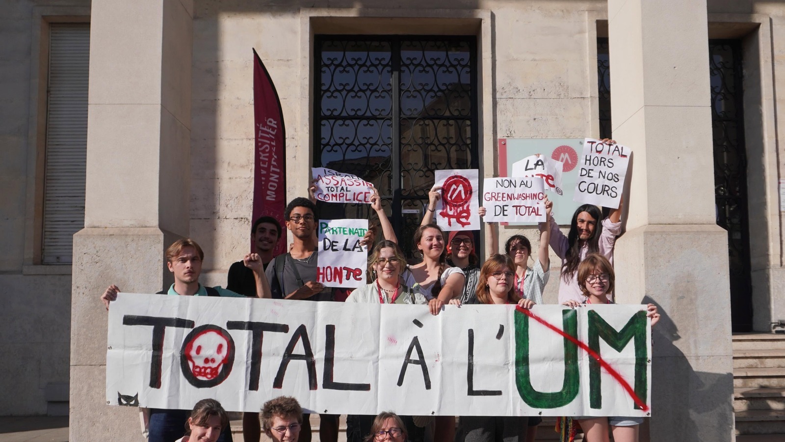 Des étudiants du SCUM brandissent une banderole « Total à l'UM » devant l'université de Montpellier