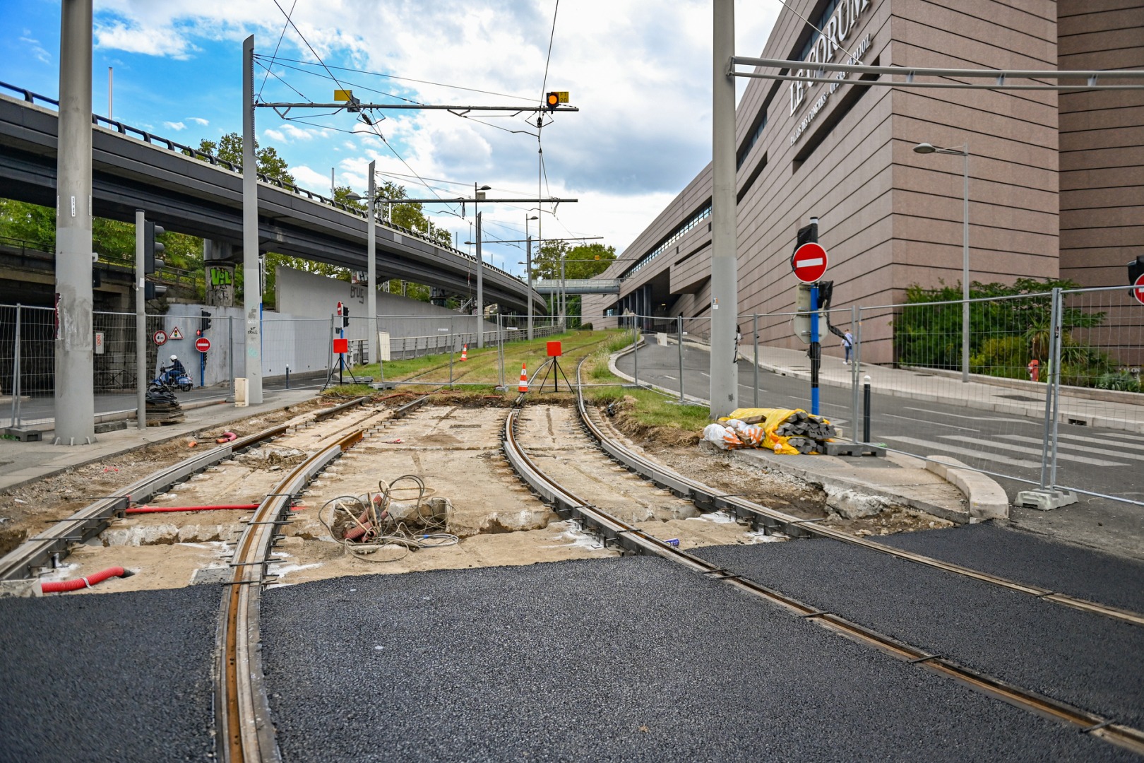 Travaux de maintenance sur les rails du tramway de Montpellier près du Corum