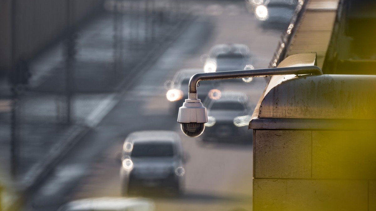 Caméra de vidéoprotection surveillant une rue à Montpellier