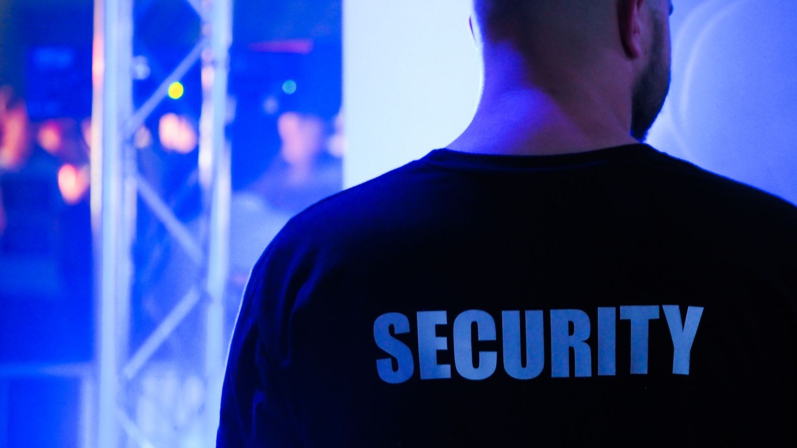 Agent de sécurité à l'entrée d'une discothèque
