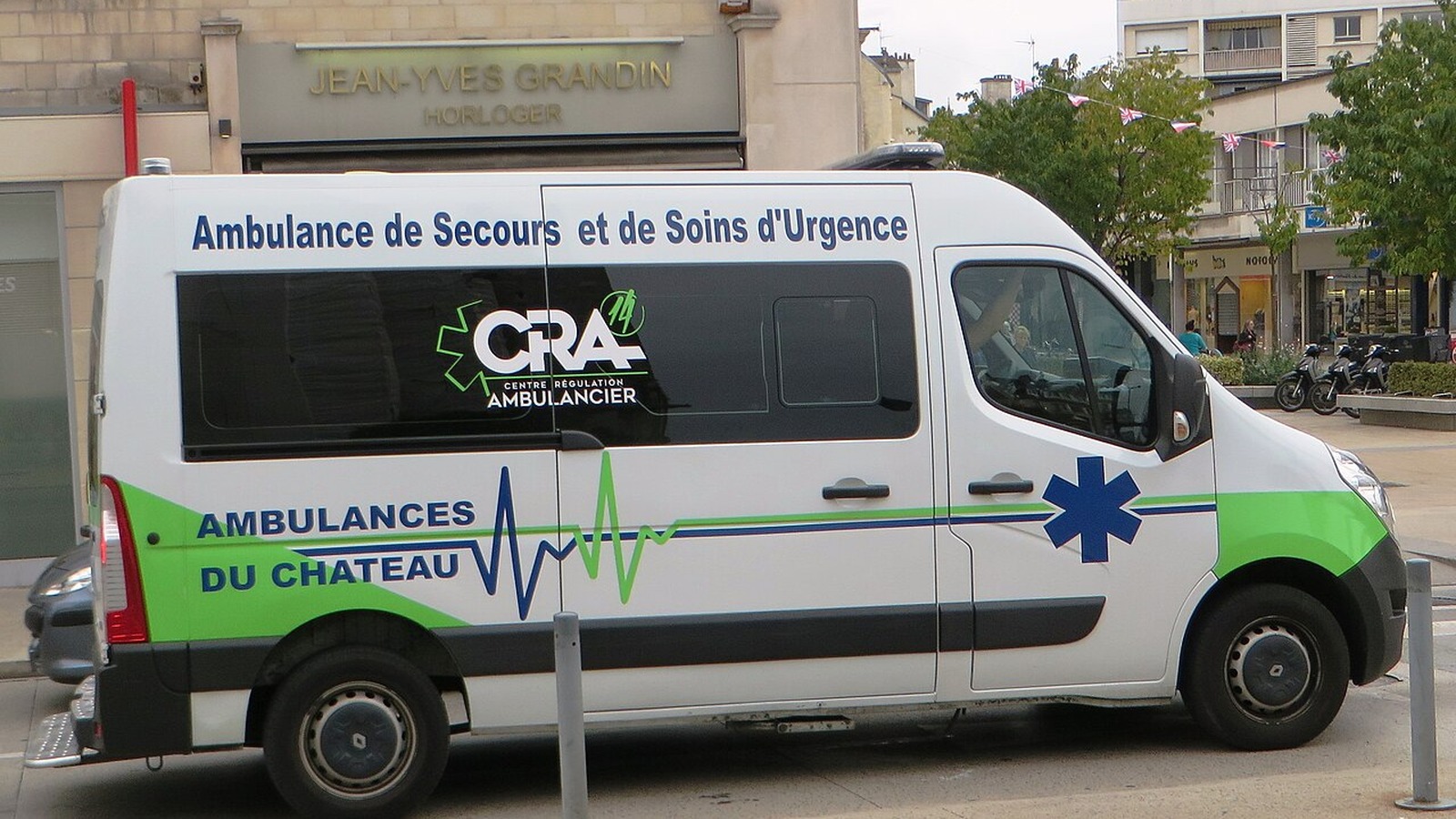 Ambulance privée stationnée dans une rue, transport sanitaire
