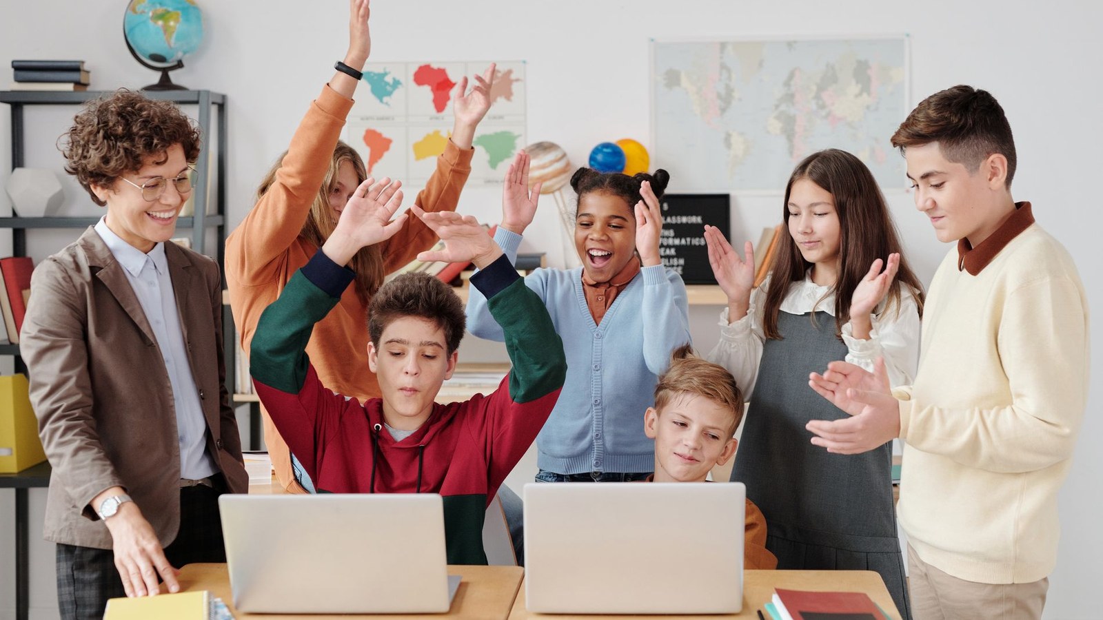 Des collégiens célèbrent leurs résultats du brevet 2026