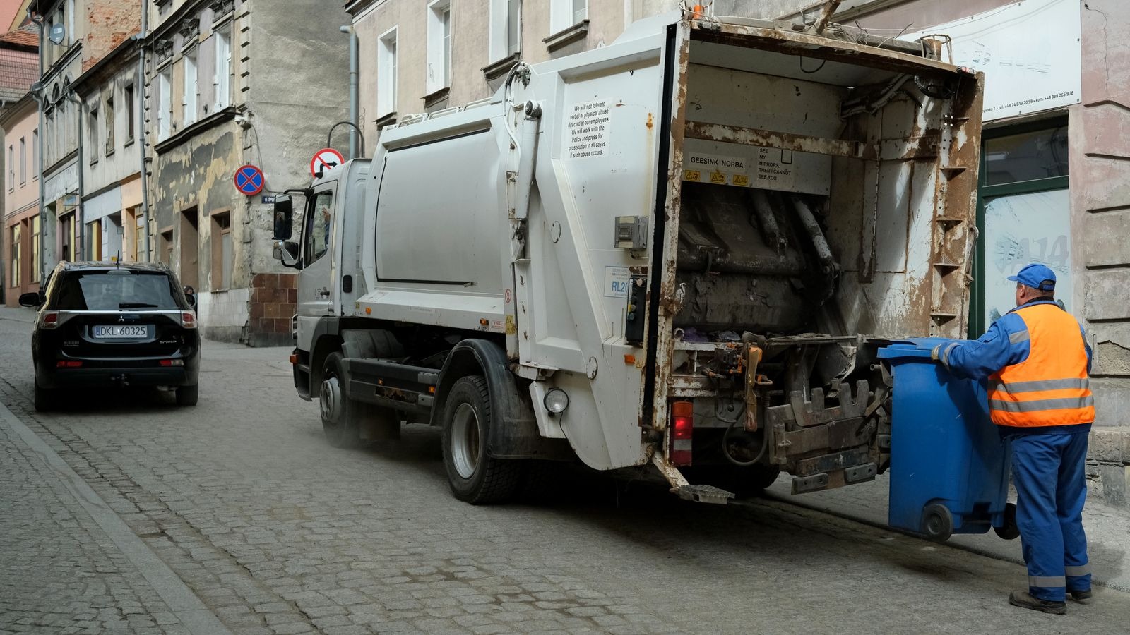 Camion de collecte des déchets dans une rue, illustration