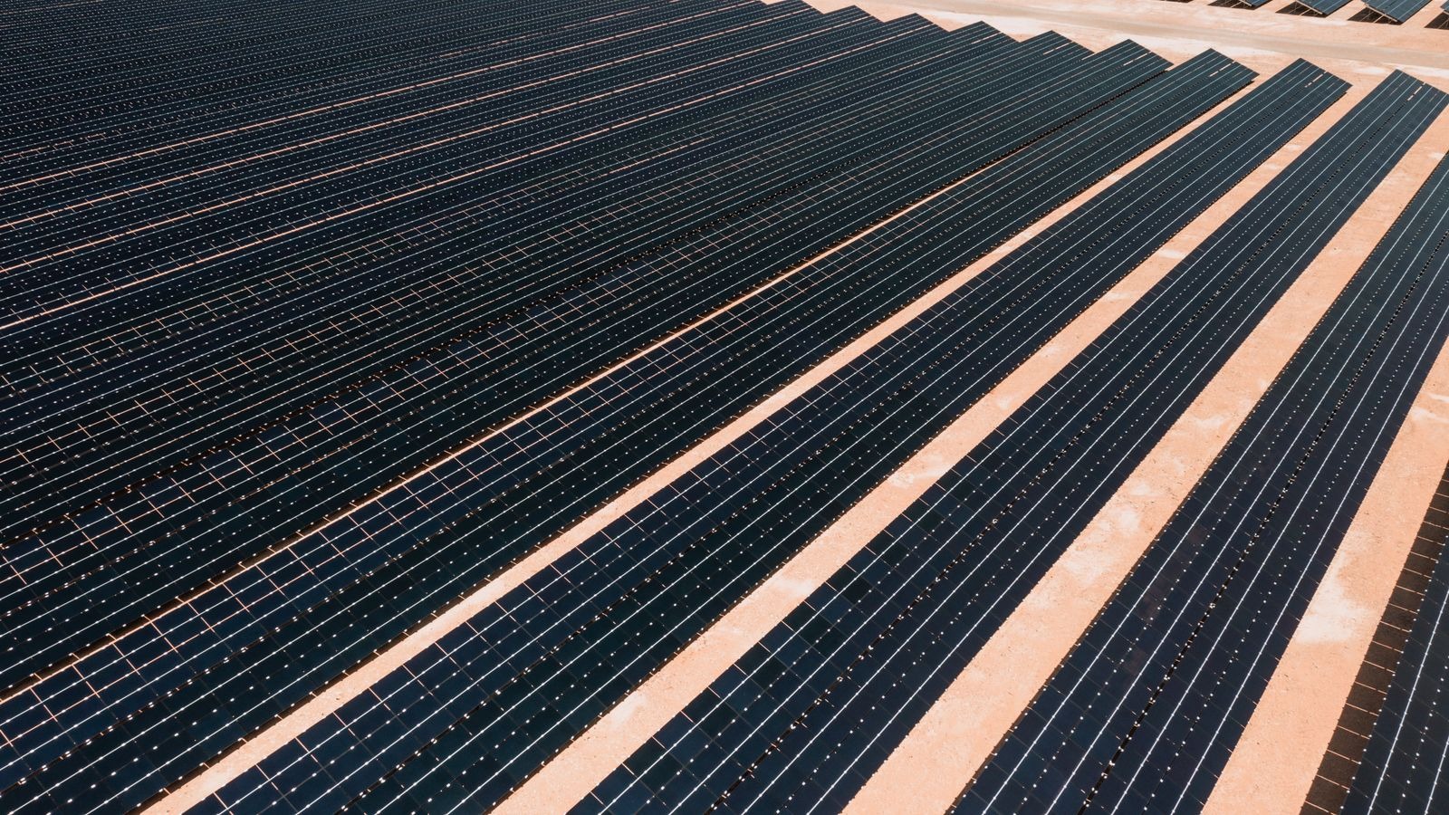 Vue aérienne d'une centrale solaire photovoltaïque au sol