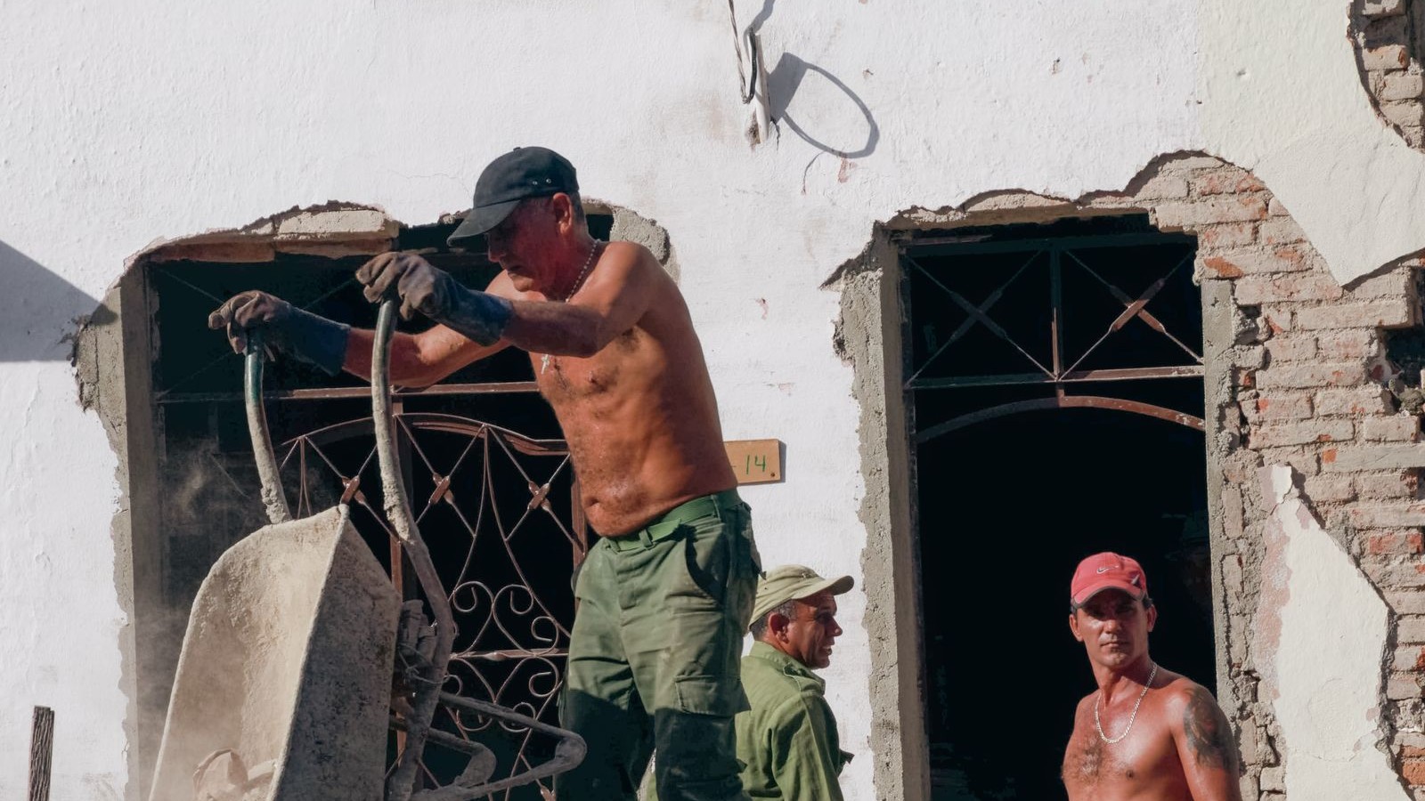Ouvriers du BTP torse nu sur un chantier en plein soleil pendant la canicule