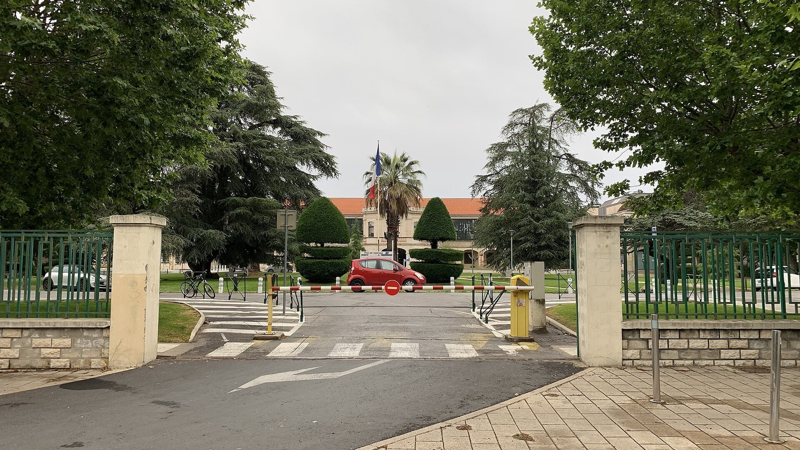 Une entrée du CHU de Montpellier Saint-Éloi, où les véhicules des pompiers patientent