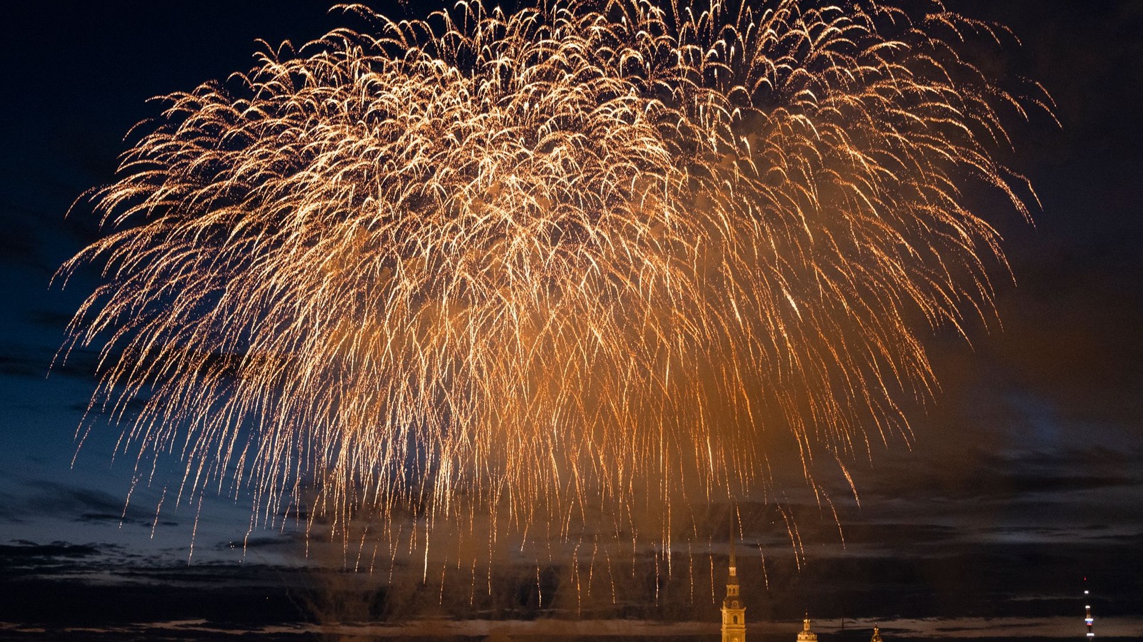 Feu d'artifice du 14 juillet illuminant le ciel