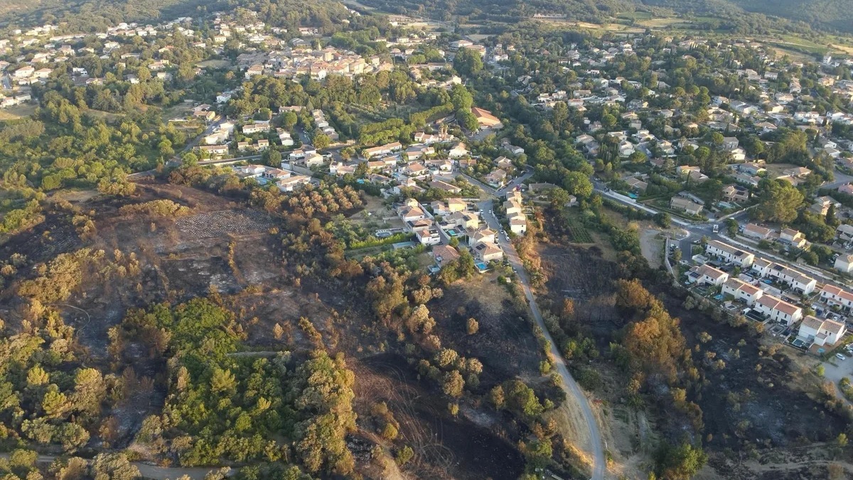 Vue aérienne des 52 hectares brûlés au ras des maisons à Murviel-lès-Montpellier