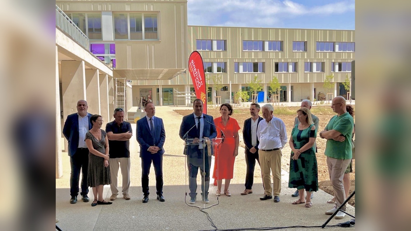 Remise des clés du lycée Élisabeth-et-Robert-Badinter de Cournonterral, élus devant le bâtiment neuf