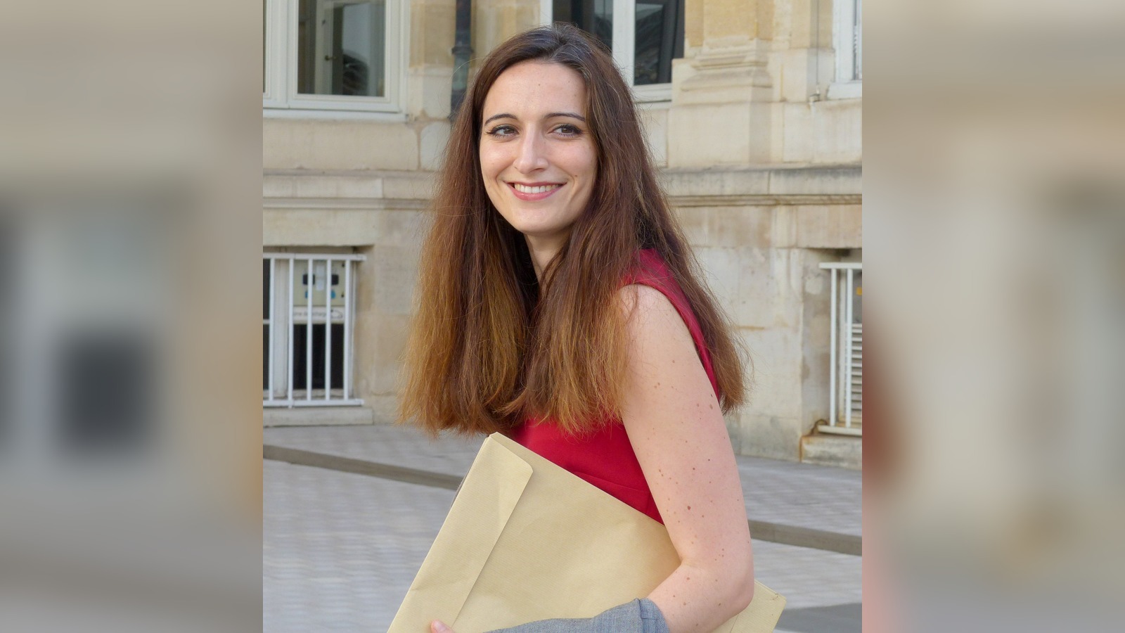 Manon Bouquin, députée RN de l'Hérault, devant l'Assemblée nationale