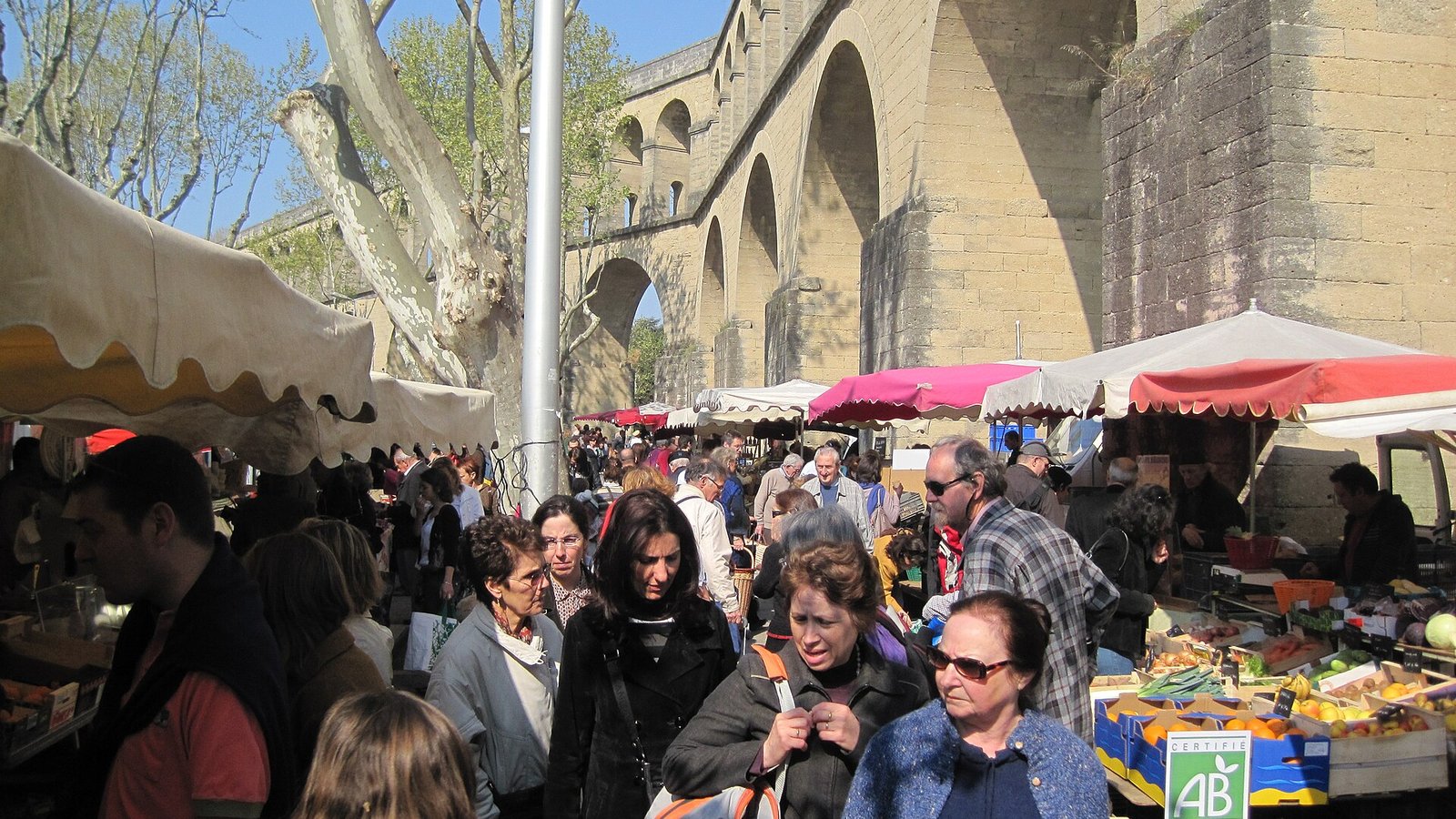 Le marché des Arceaux sous l'aqueduc Saint-Clément