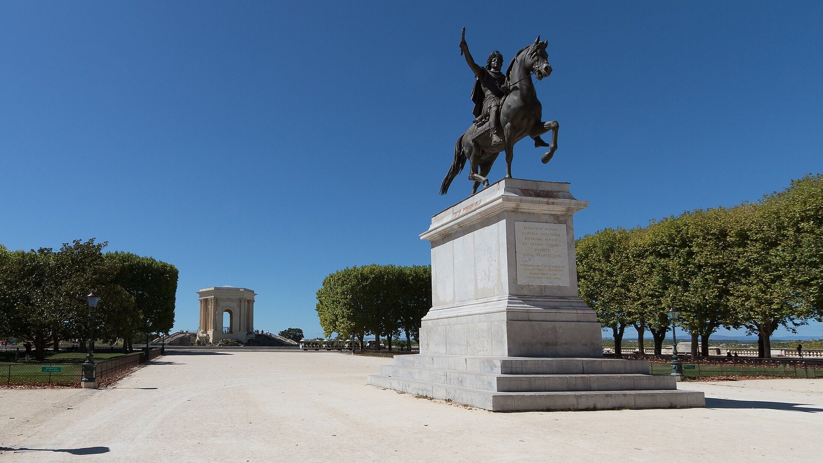 La promenade du Peyrou et ses allées ombragées à Montpellier