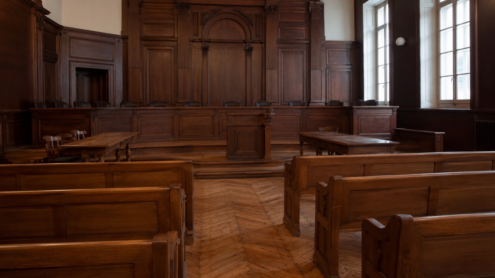 Intérieur d'une salle d'audience de tribunal aux boiseries sombres