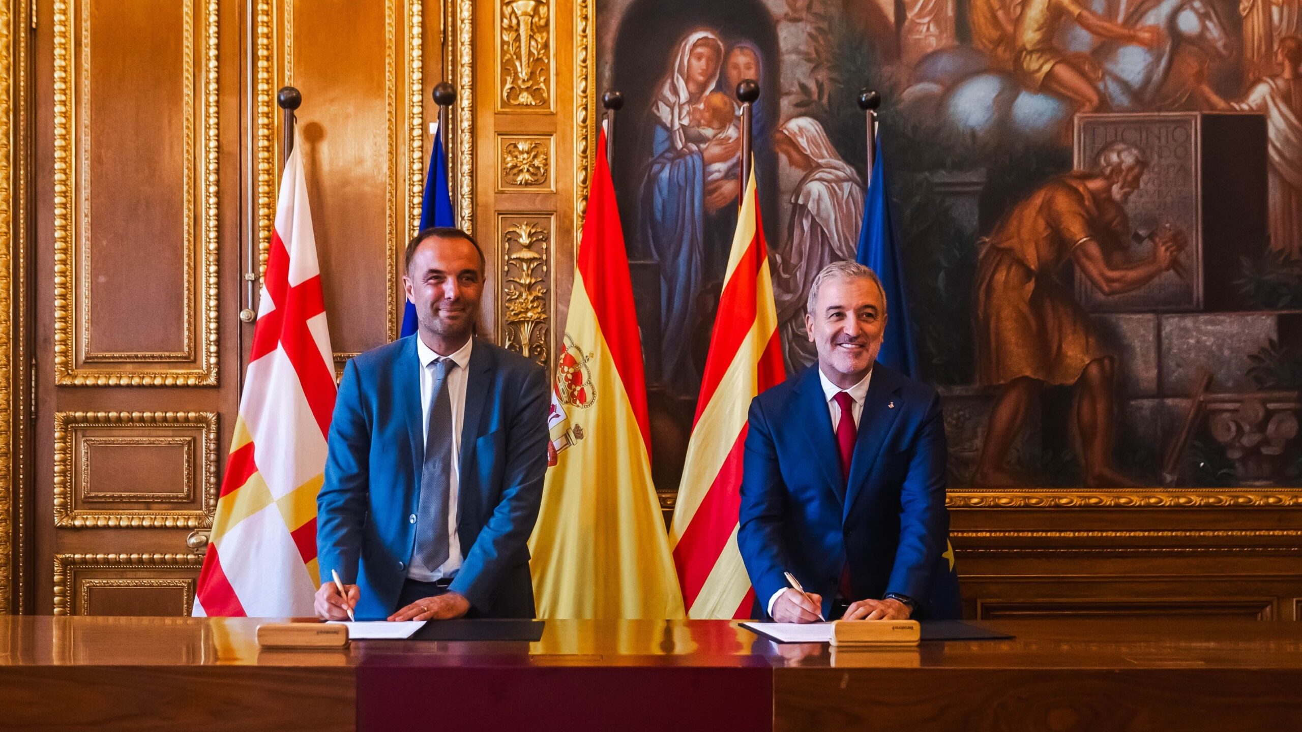 Michaël Delafosse et Jaume Collboni signent la déclaration commune à l'hôtel de ville de Barcelone