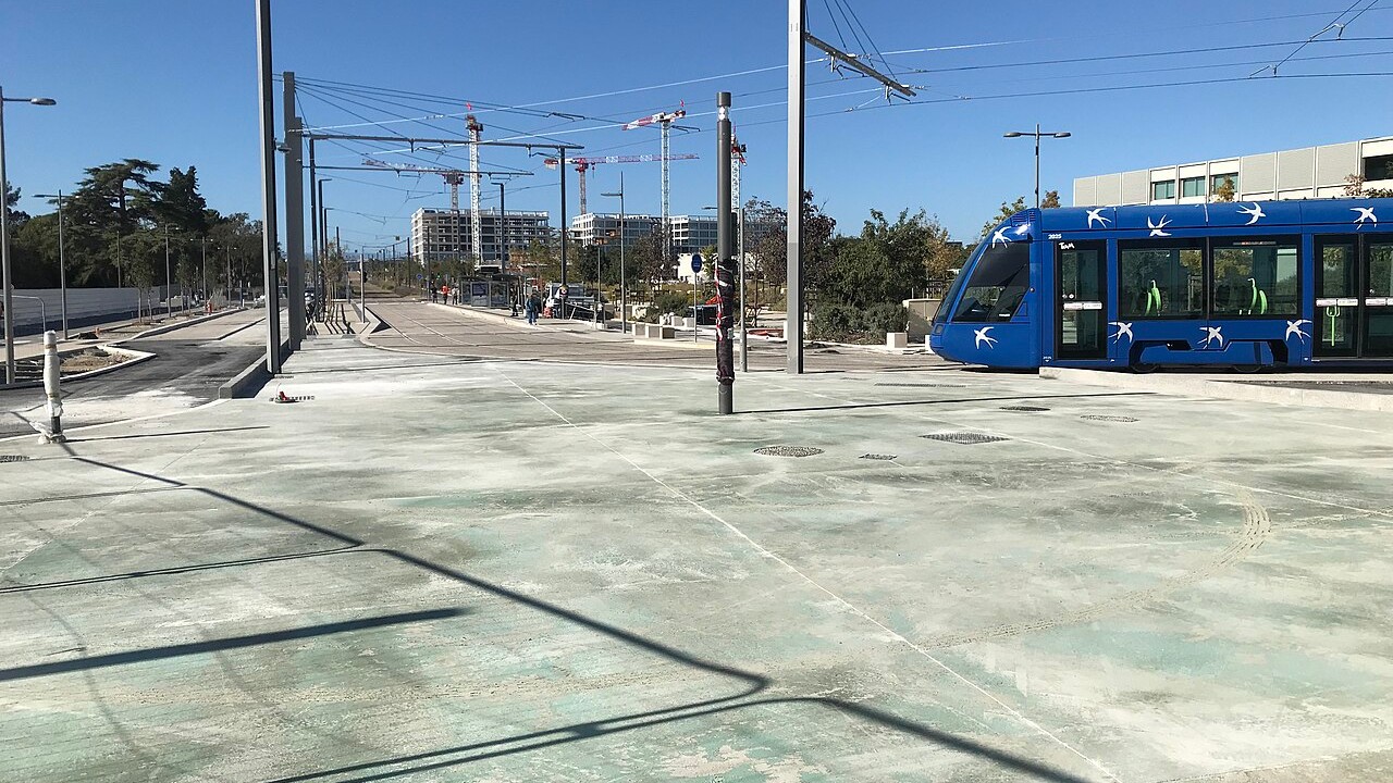 La station de tramway Gare Sud de France, dans le quartier neuf qui borde la gare à Montpellier