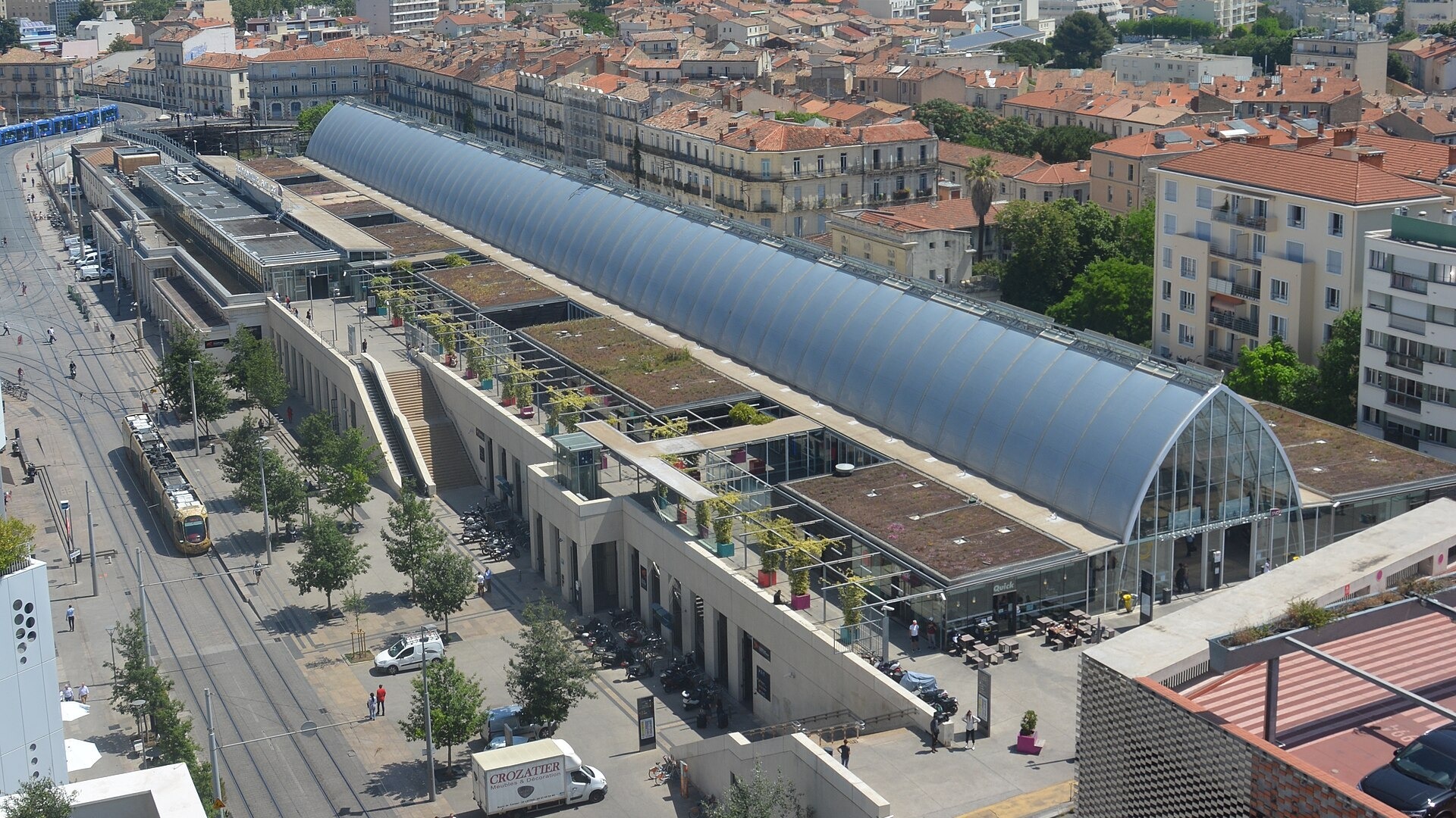 Le parvis et le tramway devant la gare Saint-Roch à Montpellier
