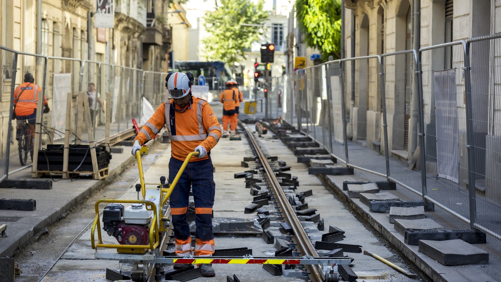 Travaux de rénovation des rails du tramway dans une rue de Montpellier