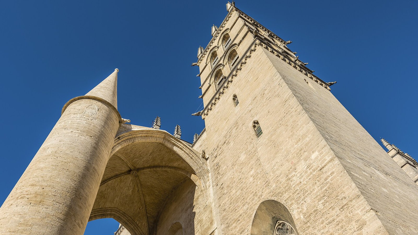 La cathédrale Saint-Pierre de Montpellier et ses tours emblématiques